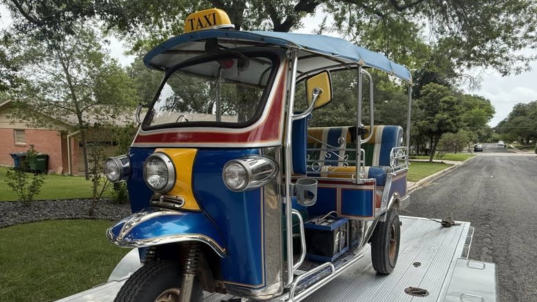 1967 Daihatsu Tuk Tuk font end image