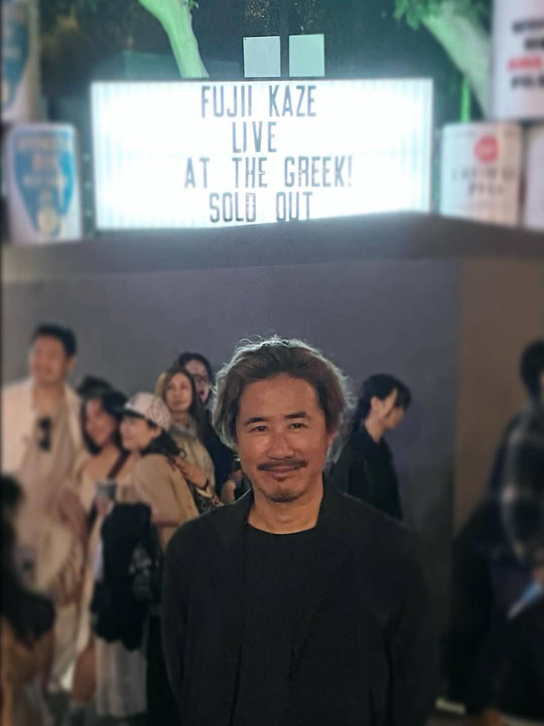 LA留学の56歳俳優〝雰囲気ガラリ〟ワイルドな近影にネット衝撃「格好良くてドキドキ」「お疲れかな？」「ジェントルマン」の声