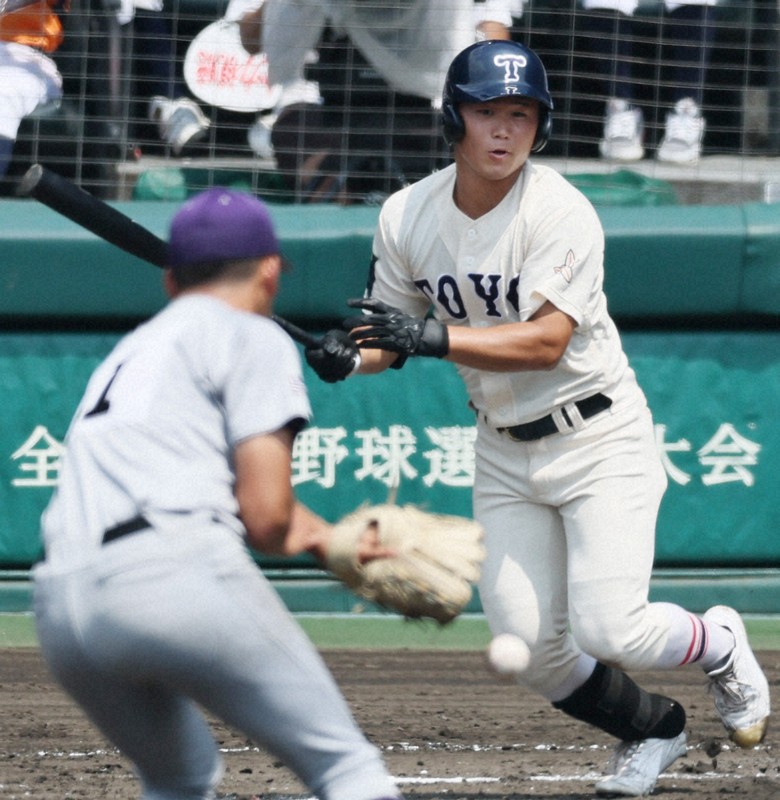 【花巻東－東洋大姫路】六回裏東洋大姫路1死二、三塁、白鳥が2点適時打を放つ＝阪神甲子園球場で2025年8月15日、岩本一希撮影