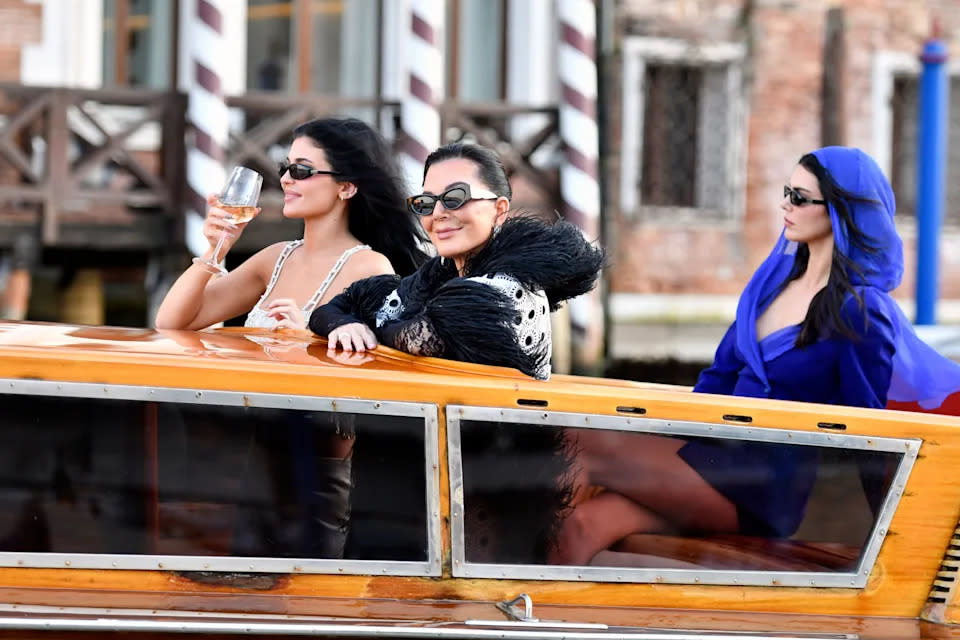 Kylie Jenner, Kris Jenner y Kendall Jenner en la boda de Jeff Bezos y Lauren Sánchez. (Luigi Costantini/AP)
