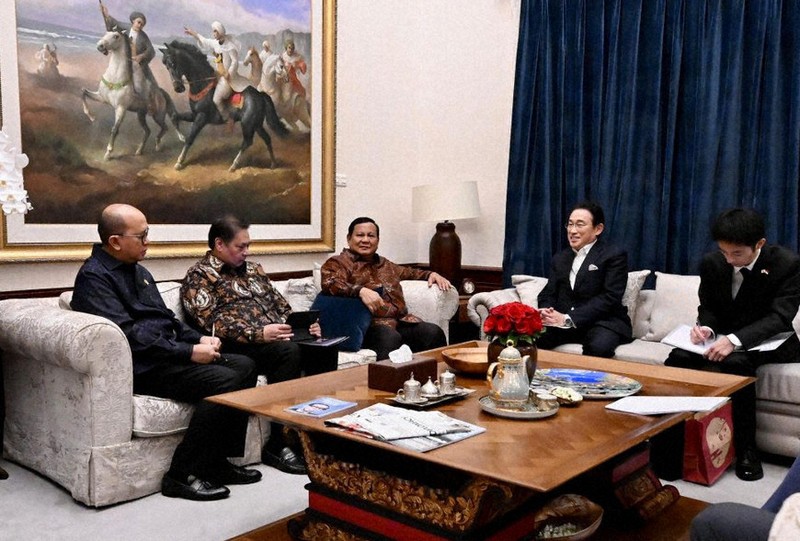 石破茂首相の特使としてインドネシアのプラボウォ大統領(中央)と現地で会談した岸田文雄前首相(右から2人目)=2025年5月4日、インドネシア大統領府のホームページより
