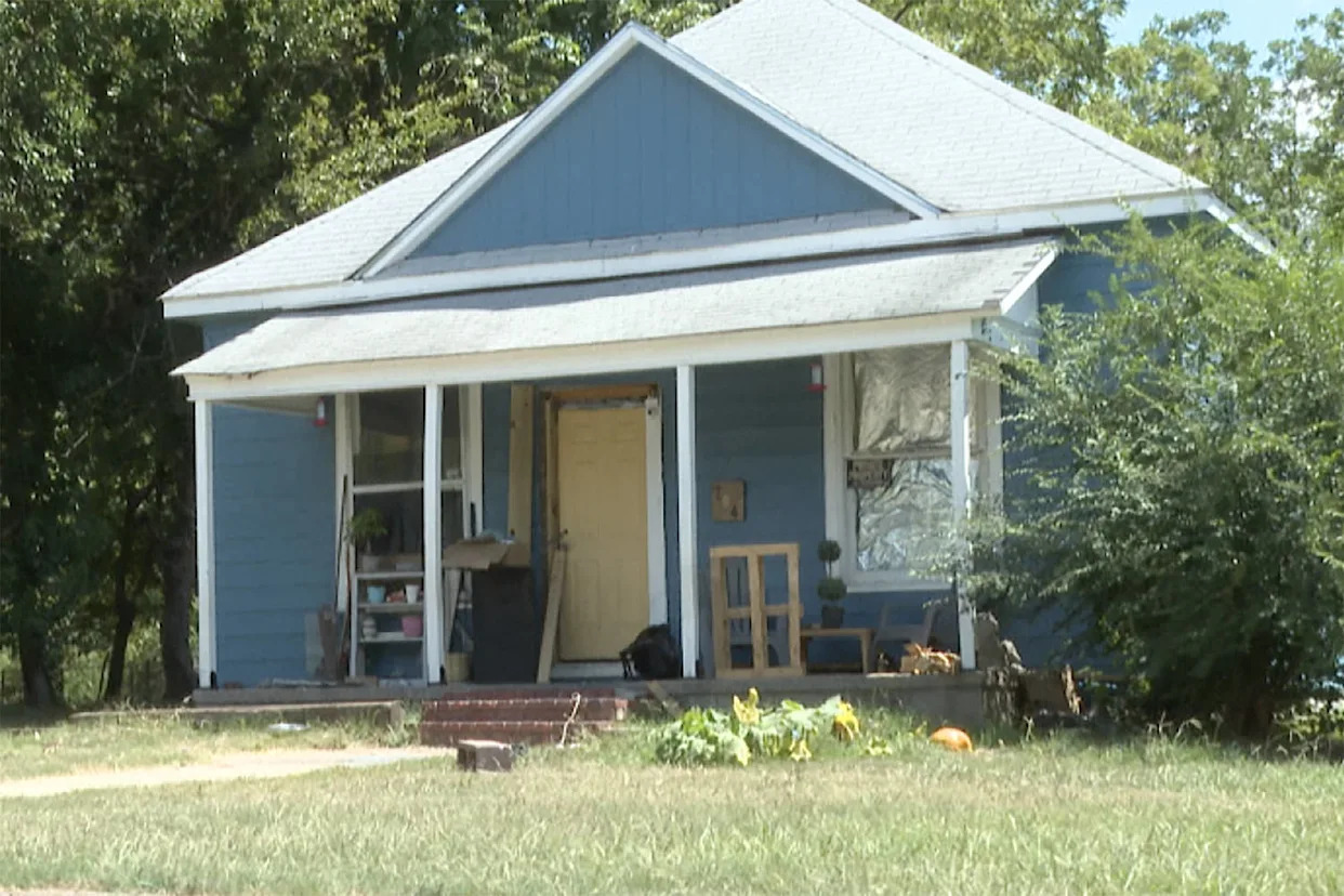 The house in Muskogee, Okla., where the 11-year-old lived where children were exposed to unstable and unsanitary conditions. ( Isabel Flores / KJRH / NBC News)