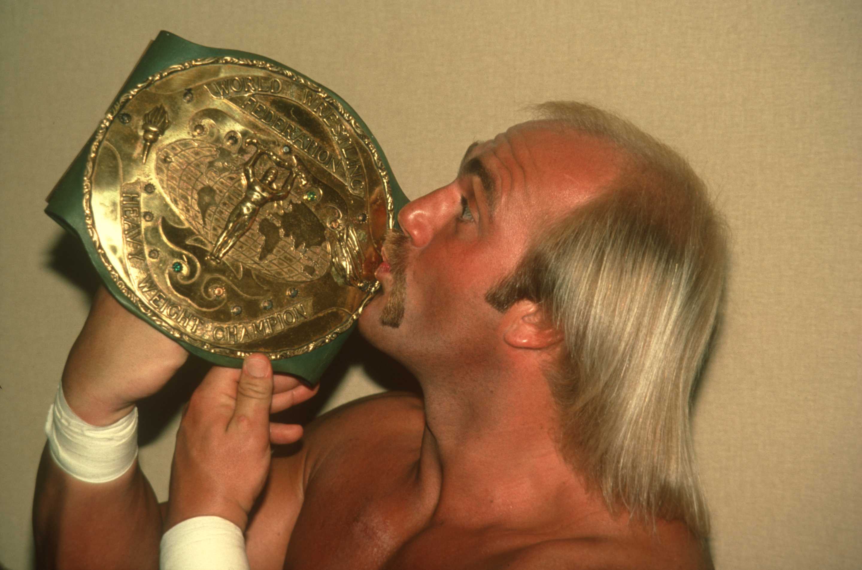 NUEVA YORK, NUEVA YORK - LUNES 23: Hulk Hogan celebra su victoria en el Campeonato de Pérdida de Peso de la WWF el 23 de enero de 1984 en el Madison Square Garden de Nueva York. (Foto de WWE/WWE vía Getty Images)