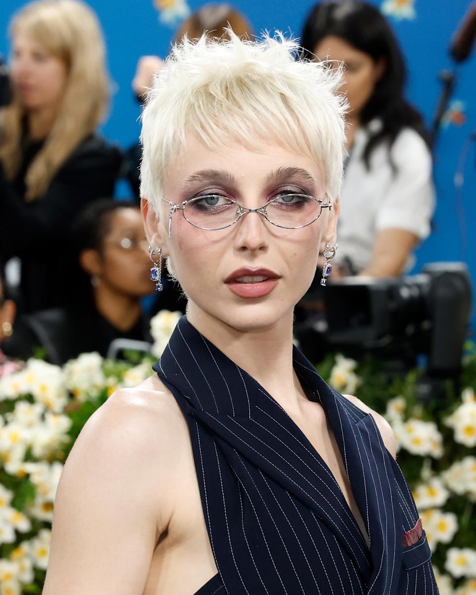 La personalidad de las redes sociales Emma Chamberlain, vista en la Met Gala 2025, también ha experimentado con maquillaje que hace que la piel alrededor de sus ojos parezca amoratada. (Photo by Taylor Hill/Getty Images)