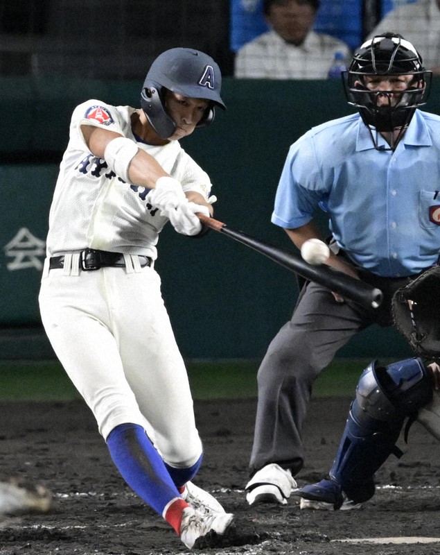 【綾羽－高知中央】延長タイブレーク十回表綾羽無死一、二塁、北川陽聖が2点適時三塁打を放つ＝阪神甲子園球場で2025年8月8日、藤井達也撮影