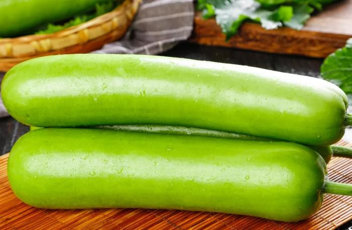 Ngất xỉu, phải đi cấp cứu sau khi ăn quả bầu có vị lạ
