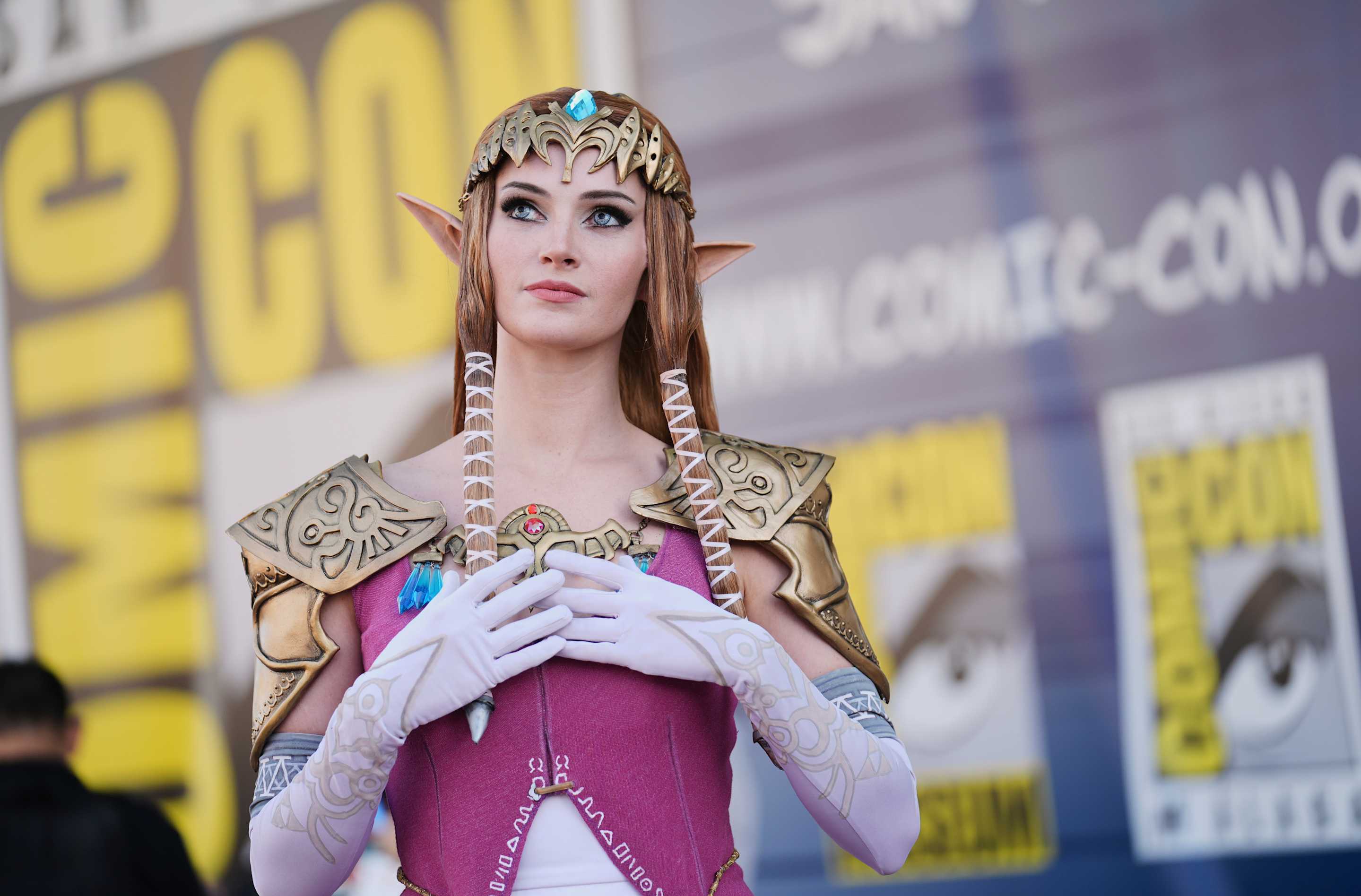 Allison Tabitha, de Orlando, Florida, vestida como Zelda del videojuego "Legend of Zelda", posa para fotógrafos antes en un recorrido previo internacional de la Comic-Con 2025 el miércoles 23 de julio de 2025 en San Diego. (Foto AP/Chris Pizzello)