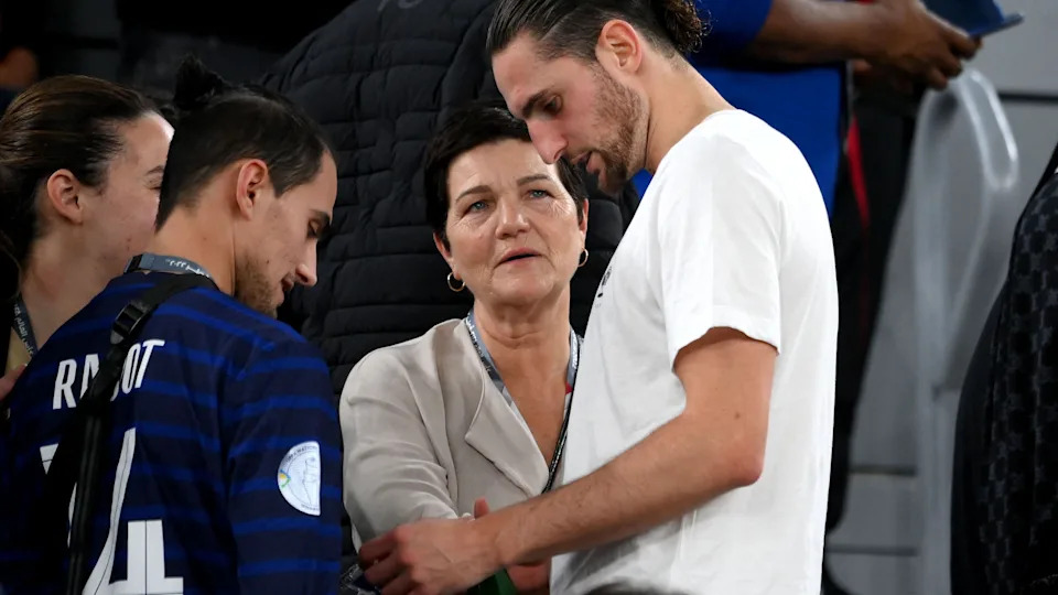 Milan recule, Véronique Rabiot avance