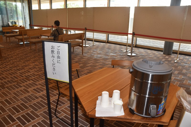 猛暑が続く桐生市で、市役所の1階ロビーに用意された暑さ対策の飲料水＝桐生市織姫町で2025年8月5日午前10時0分、遠山和彦撮影