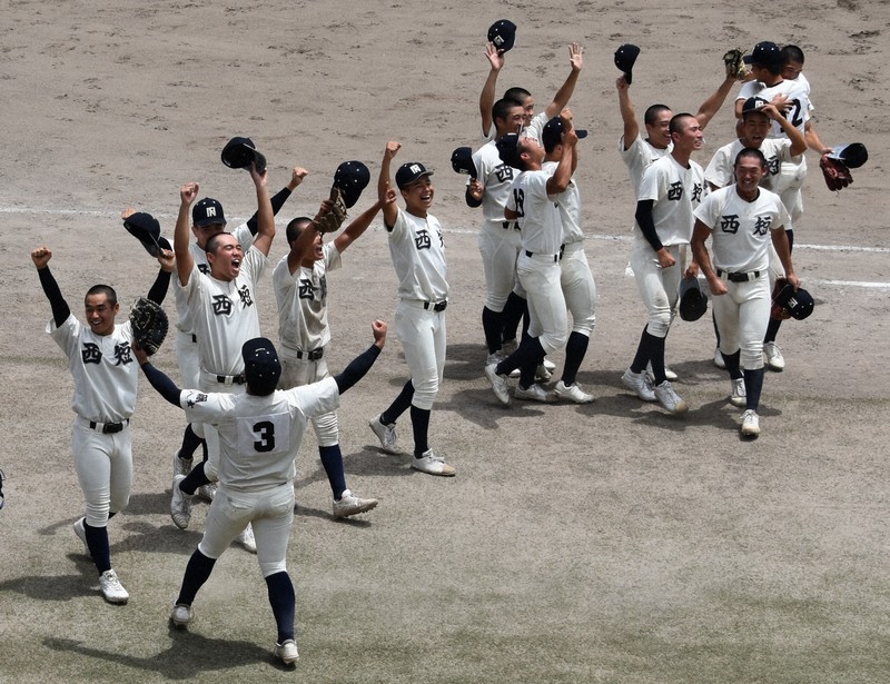 福岡大会を制した西日本短大付の選手たち＝福岡県久留米市で2025年7月27日、林大樹撮影
