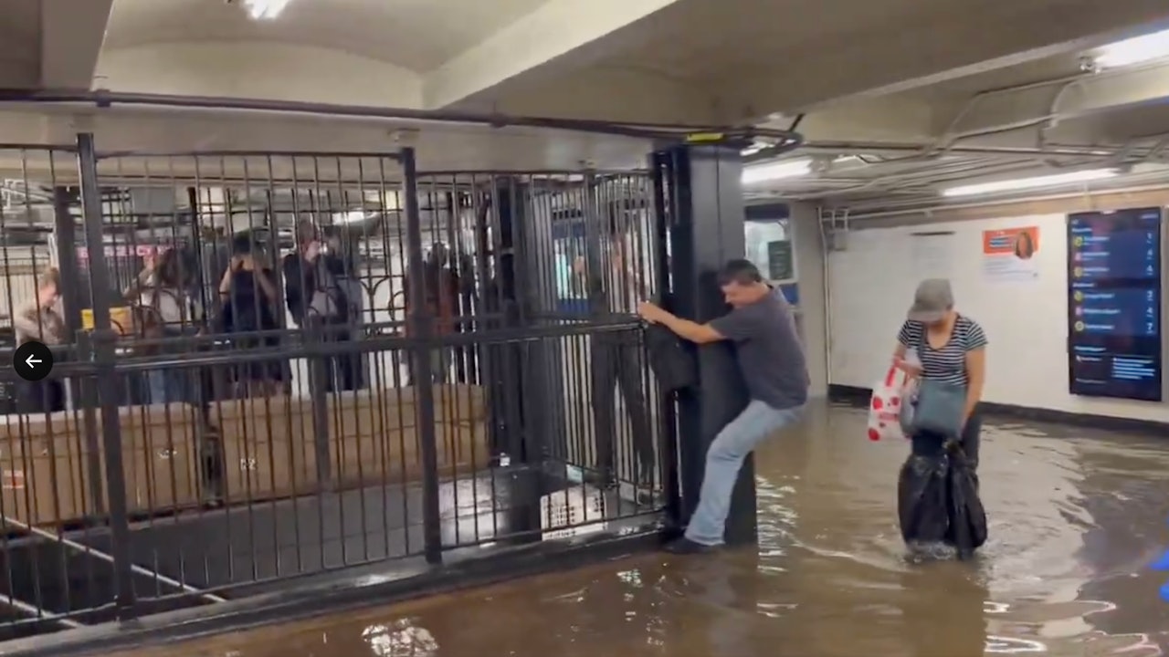 紐約暴雨成災地鐵站成澤國　乘客緊握欄杆一個個爬出站｜有片