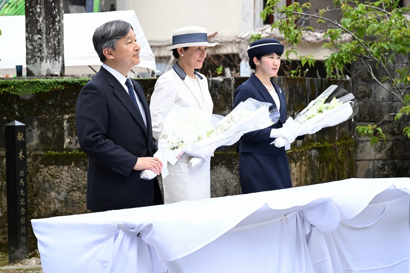 「対馬丸」犠牲者の慰霊碑「小桜の塔」に供花される天皇、皇后両陛下と長女愛子さま＝那覇市で2025年6月5日（代表撮影）