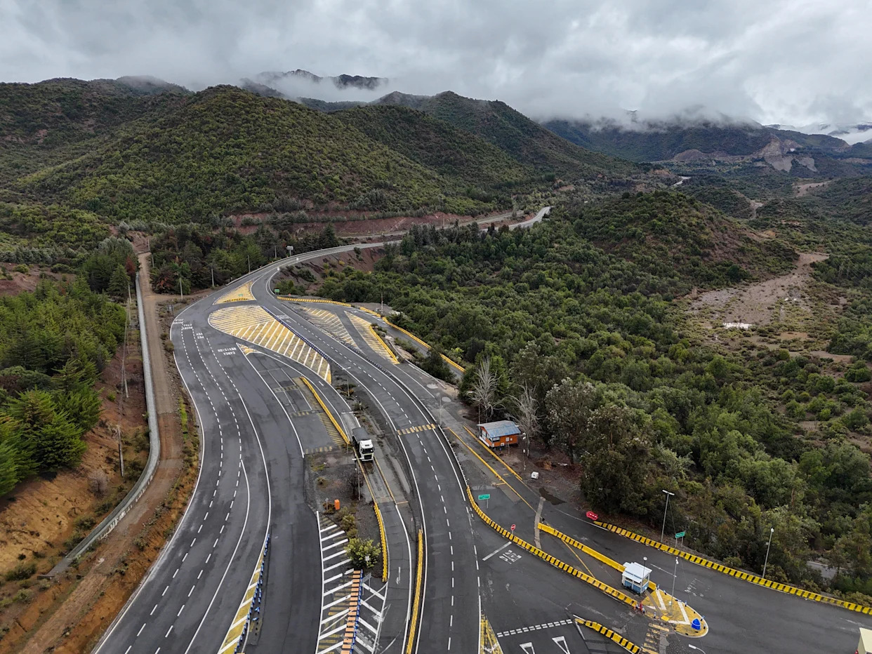 One dead, five trapped after giant Chile copper mine collapses