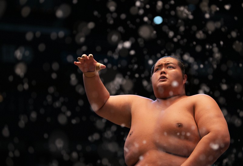 取組前に塩をまく琴桜＝IGアリーナで2025年7月16日、山崎一輝撮影