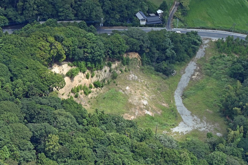 福岡県が当初算定した適正価格を約5倍に増額して買収した土地＝福岡県赤村で2025年8月5日午前11時41分、本社ヘリから上入来尚撮影
