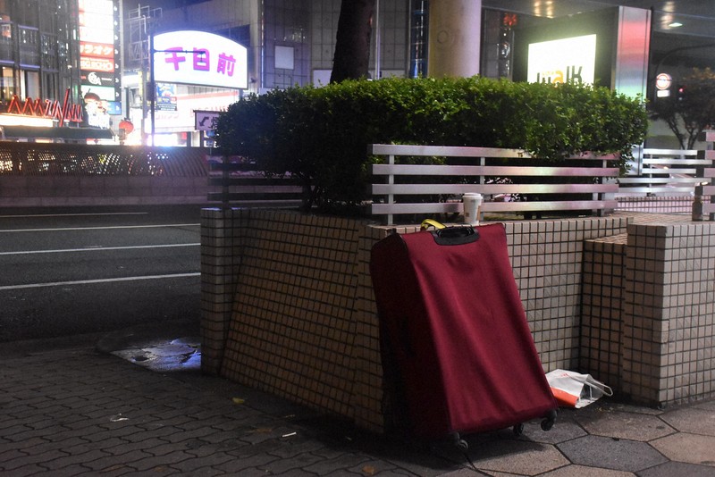 スーツケース放置、8割超の宿泊事業者「問題」　大阪観光局が危機感
