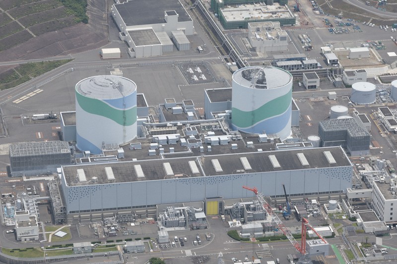 九州電力川内原発の1号機（右）と2号機＝鹿児島県薩摩川内市で2024年6月19日、本社ヘリから