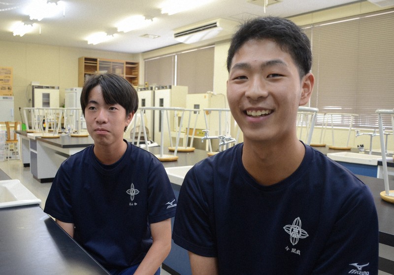 山形県立置賜農業高の舟山和さん(左)と今凰我さん=山形県川西町で2025年7月17日午後3時57分、神崎修一撮影