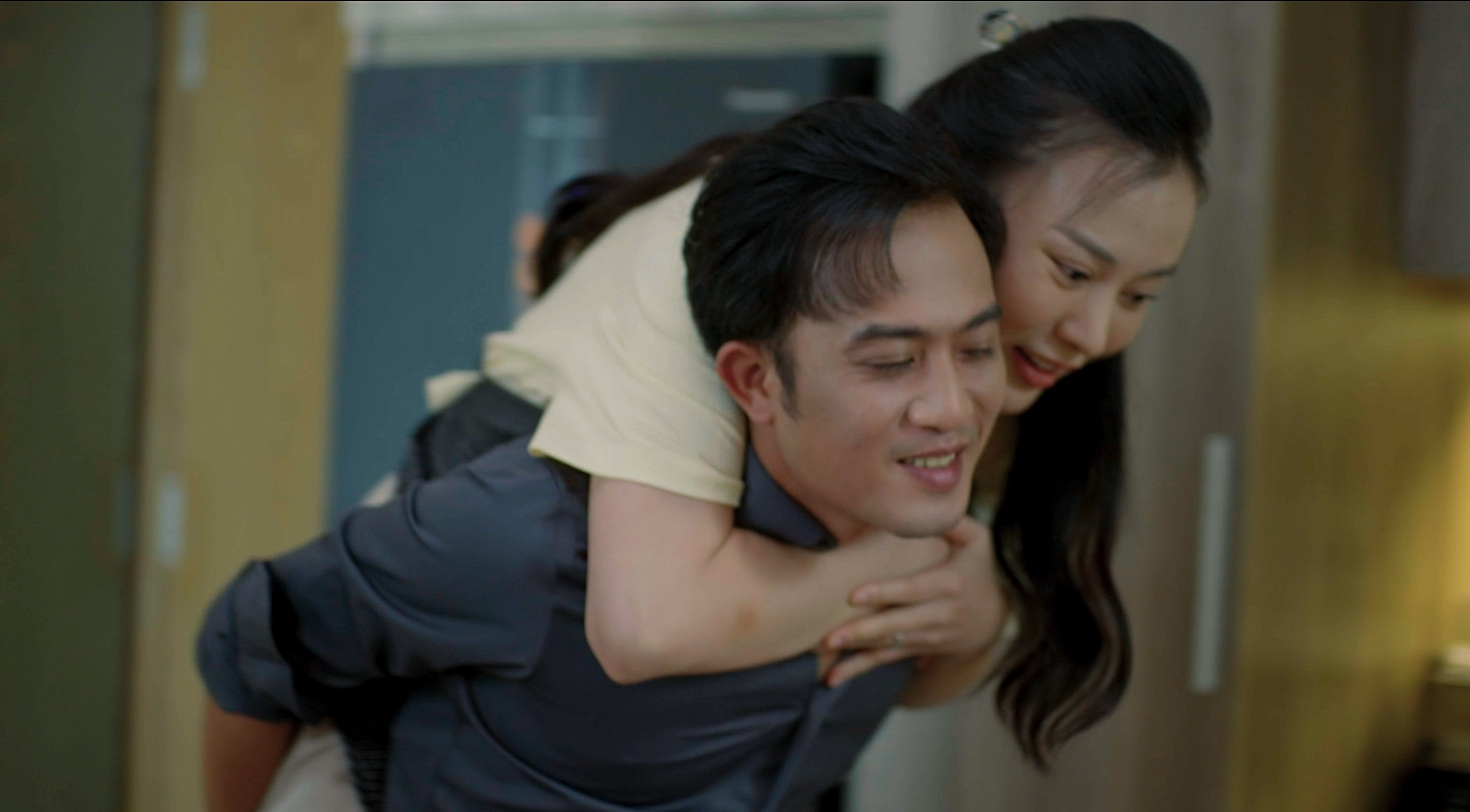 Phương Oanh làm vợ Doãn Quốc Đam trên phim VTV, Shark Bình hỏi 'có cảnh nóng không?'