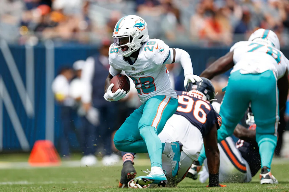 Miami Dolphins running back De'Von Achane (28) is dealing with an injury. (AP Photo/Kamil Krzaczynski)