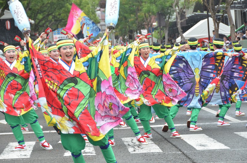 「よさこい祭り」本場・高知で開幕　鳴子手にきらびやかな衣装で乱舞