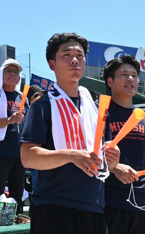 三塁側アルプススタンドから水谷友哉主将を見守る兄圭佑さん＝兵庫県西宮市の阪神甲子園球場で2025年8月6日午前11時58分、岡田愛梨撮影