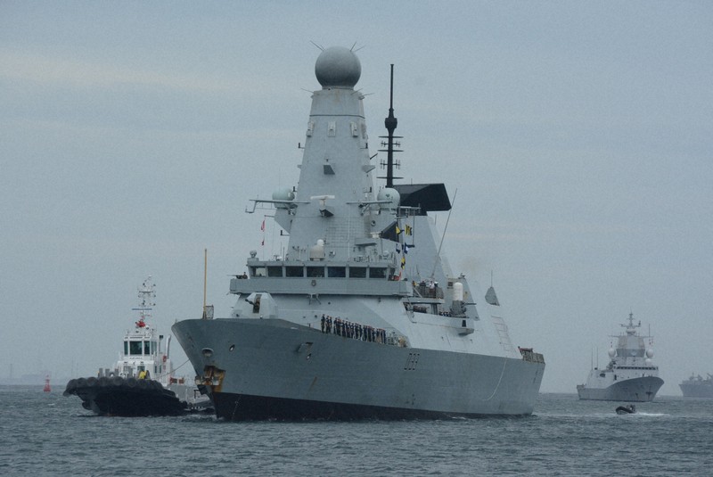 海上自衛隊横須賀基地に寄港する英海軍の駆逐艦「ドーントレス」（手前）、ノルウェー海軍のフリゲート艦「ロアール・アムンセン」（右奥）＝神奈川県横須賀市沖で2025年8月12日午前9時13分、松浦吉剛撮影