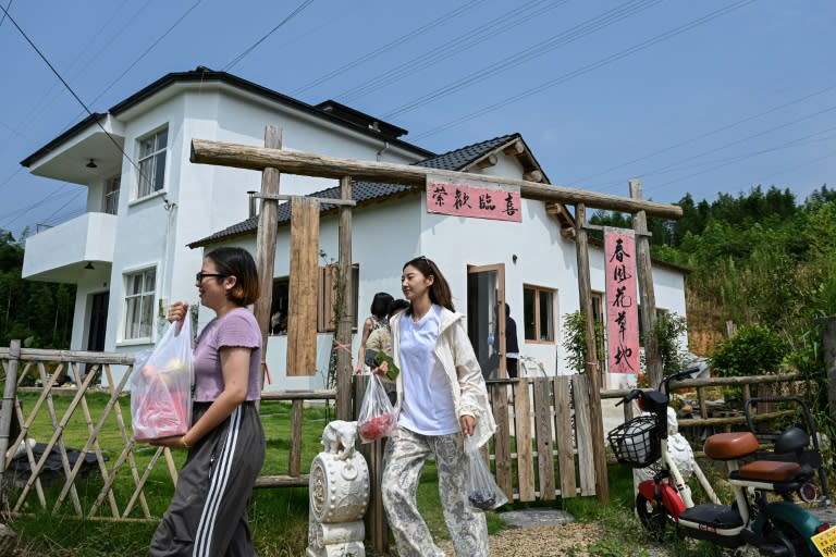 Varias mujeres en el huerto de "El Universo Imaginario de Keke", el 15 de julio de 2025 en Hangzhou, provincia de Zhejiang, en el este de China (Jade GAO)