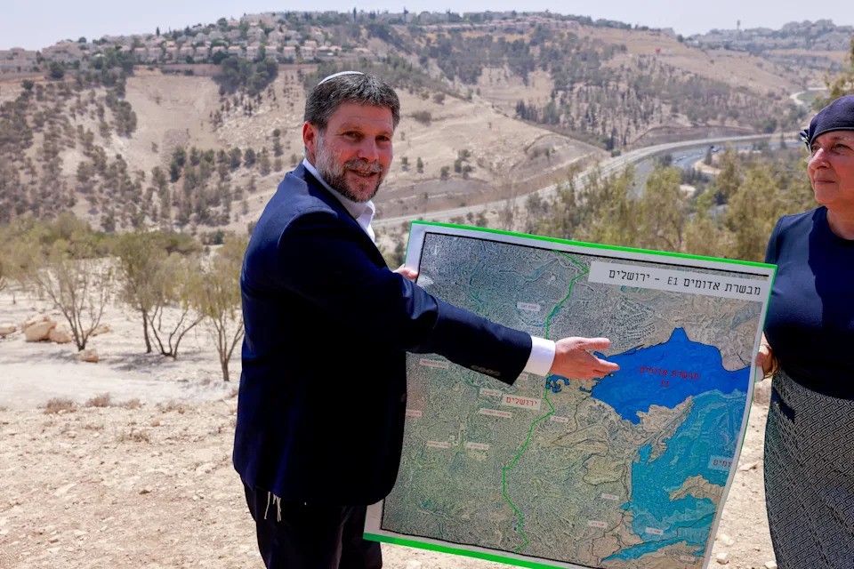 Israeli official OK's West Bank settlement, says it "buries" Palestinian state idea
