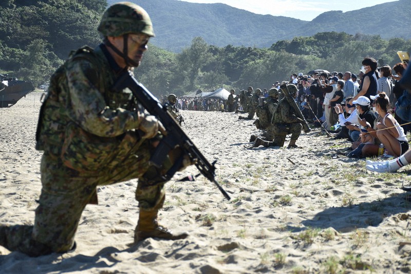 日米共同訓練を見るため海岸には多くの島民たちが集まった＝鹿児島県徳之島町の万田海岸で2022年11月18日午後1時43分、山口桂子撮影