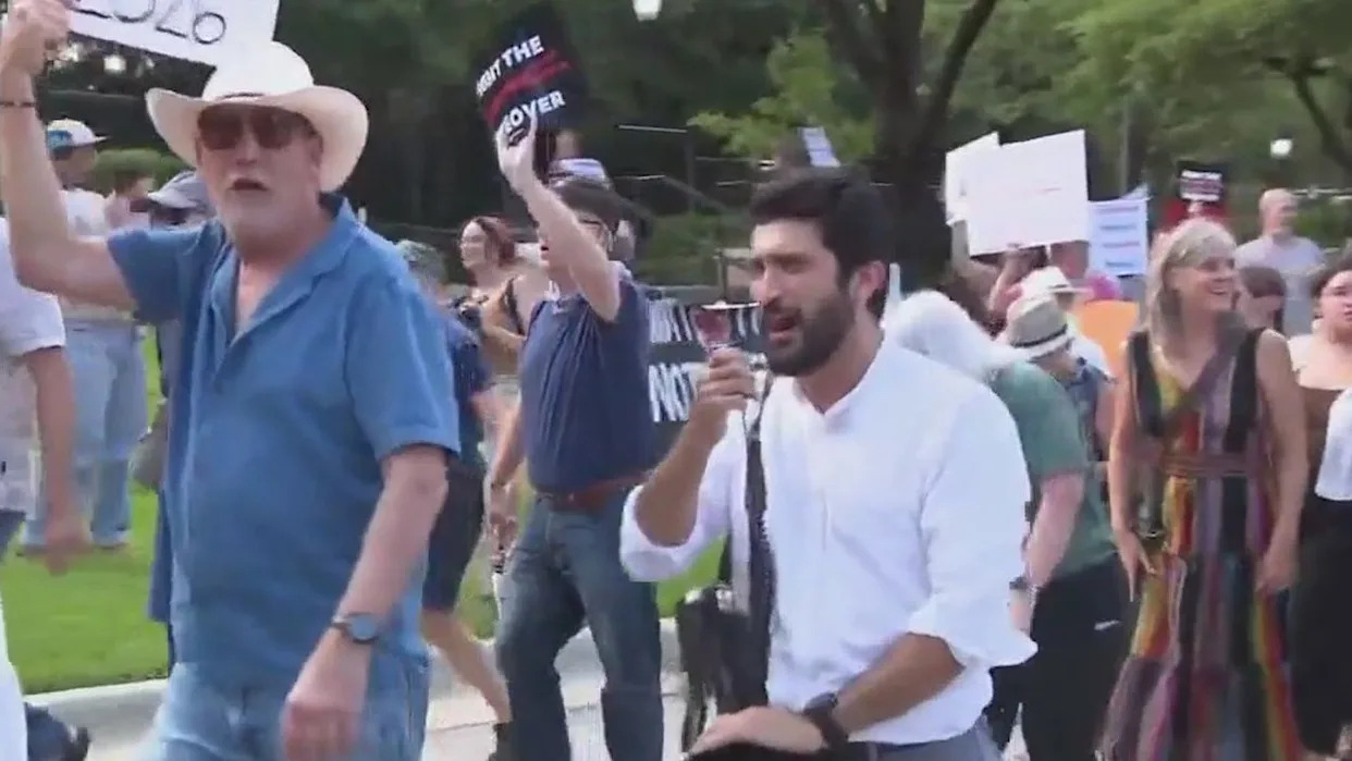 Texas redistricting: Rep. Casar holds protest outside Governor's Mansion