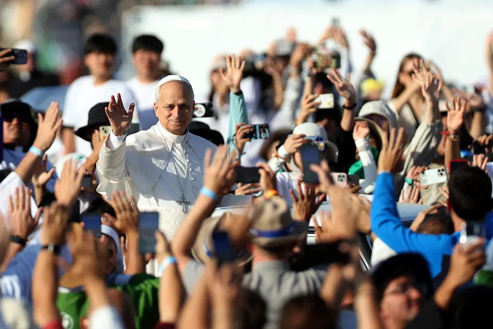 Pope Leo gets rock star welcome at youth festival in Rome