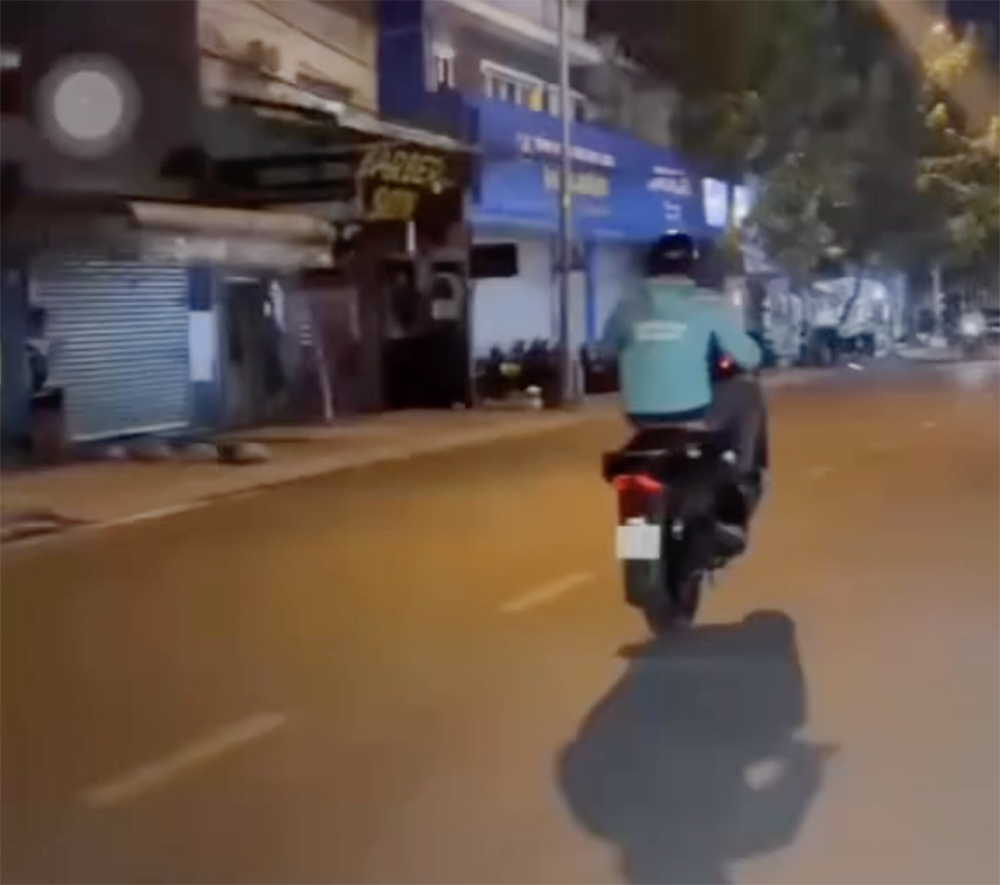 Tịch thu xe SH của nam thanh niên biểu diễn ‘bốc đầu’ ở TPHCM