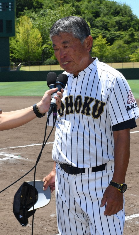 第107回全国高校野球選手権鳥取大会の決勝後、優勝インタビューに答える鳥取城北の加藤重雄監督＝鳥取県米子市のどらやきドラマチックパーク米子市民球場で2025年7月28日午後0時10分、阿部浩之撮影