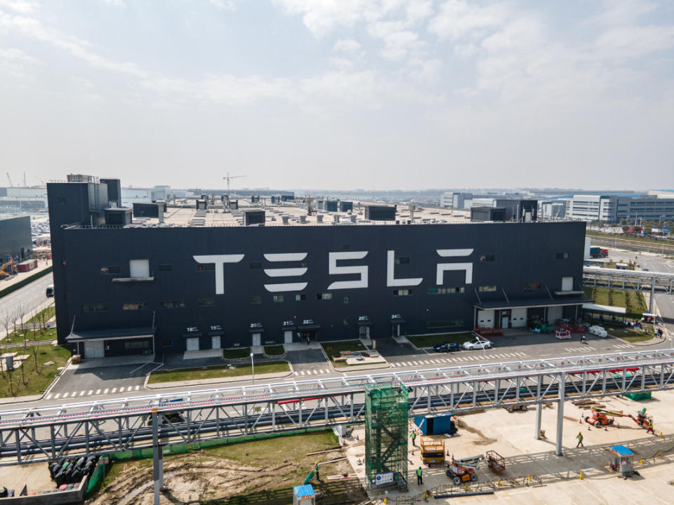 Tesla Signs $4.3B LG Battery Deal to Boost U.S. Supply, Cut China Reliance
