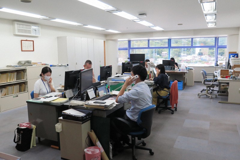 伊東市役所の担当課は鳴りやまない電話の対応に終日忙殺された＝静岡県伊東市で2025年8月1日、若井耕司撮影