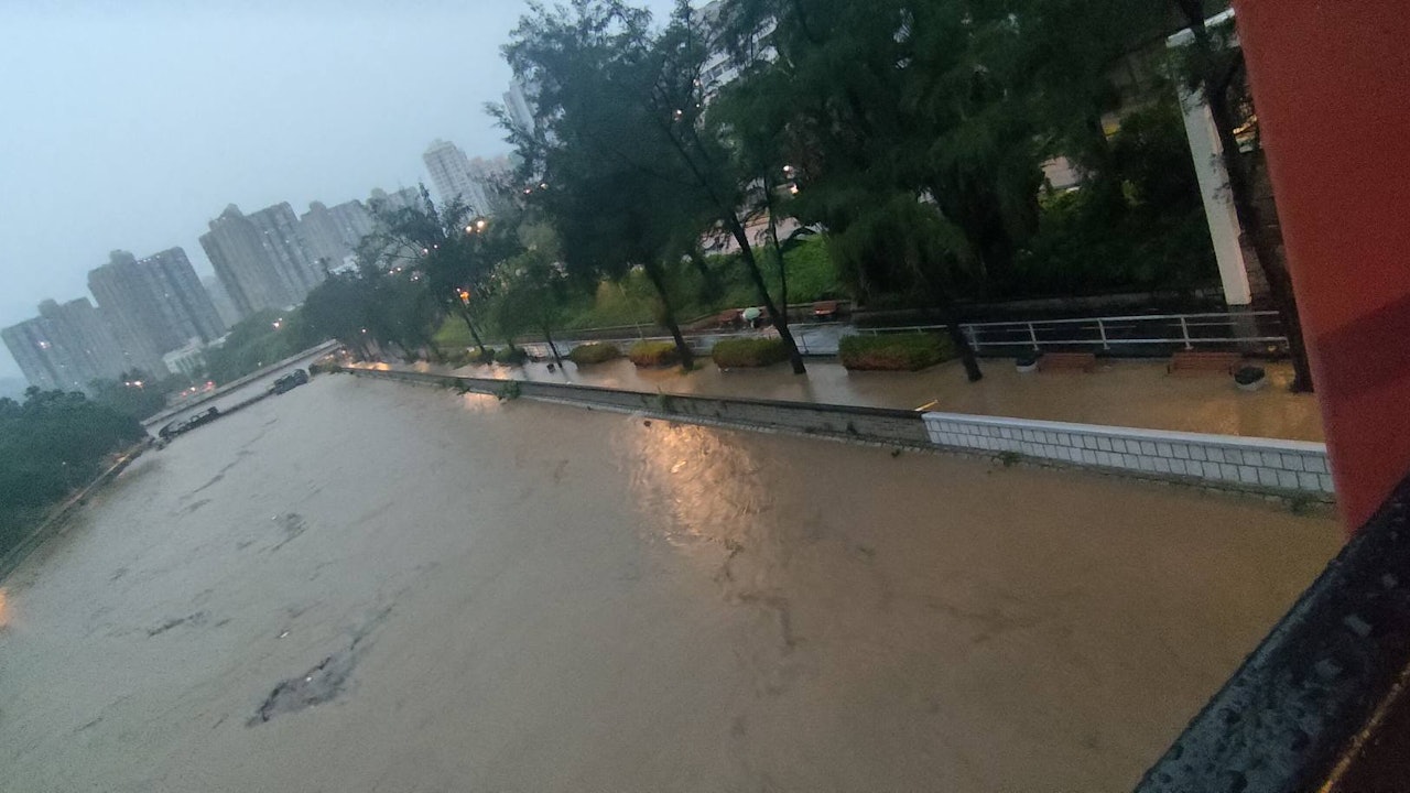 黑雨有片｜大埔林村河河水位泛濫　淹沒寶鄉橋　行人路變「黃河」