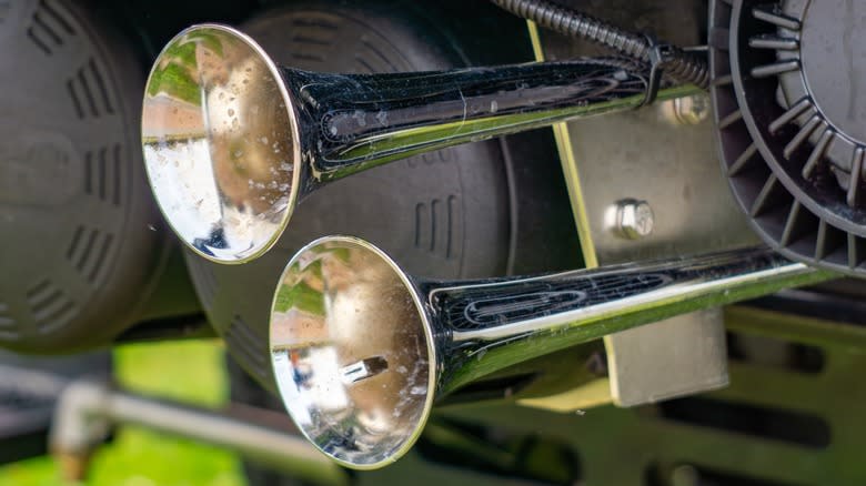 A vehicle-mounted air horn