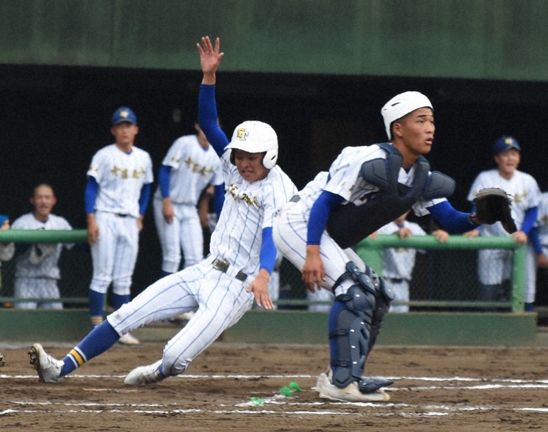 秋季関東大会に出場した青藍泰斗の選手（手前左）。守備側の健大高崎とユニホームがそっくりだった＝埼玉県営大宮公園野球場で2022年10月22日撮影