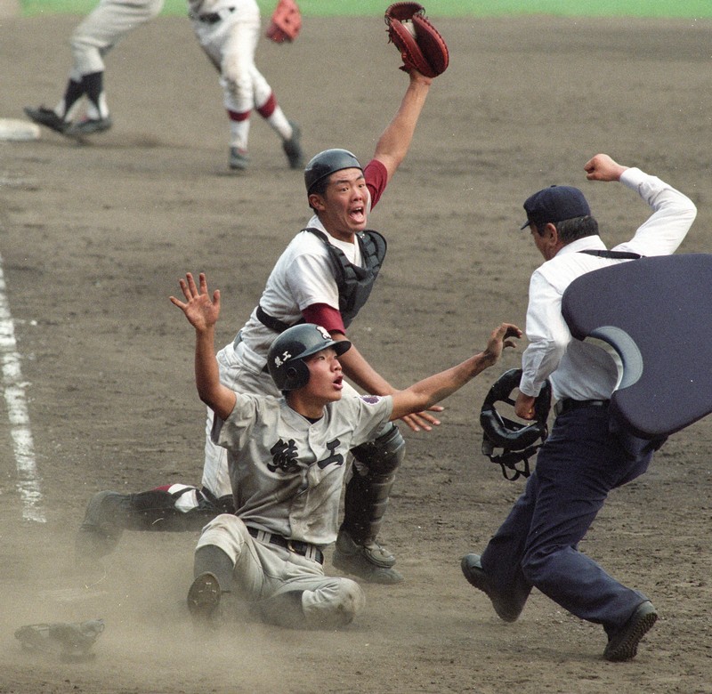 夏の甲子園大会決勝の十回裏、熊本工の三塁走者がタッチアップで本塁を狙うも、松山商の右翼手の好返球でタッチアウトになった＝阪神甲子園球場で1996年8月21日撮影