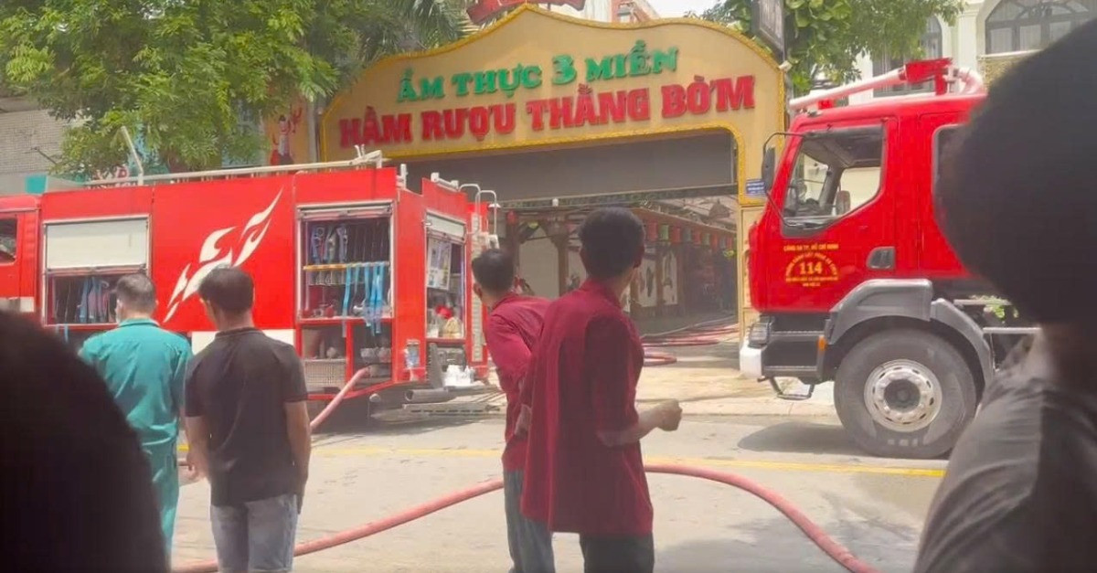 Cháy nhà hàng ở TPHCM, nhiều người tháo chạy, cảnh sát phải phong toả đường
