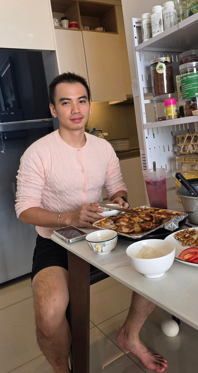 H'Hen Niê hài hước khi chồng mặc nhầm áo vợ, diva Hồng Nhung đạt giải thưởng mới