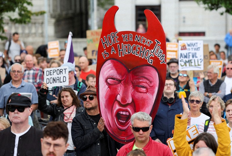 トランプ米大統領の訪問に抗議するデモの参加者たち＝英北部スコットランド・アバディーンで2025年7月26日、ロイター