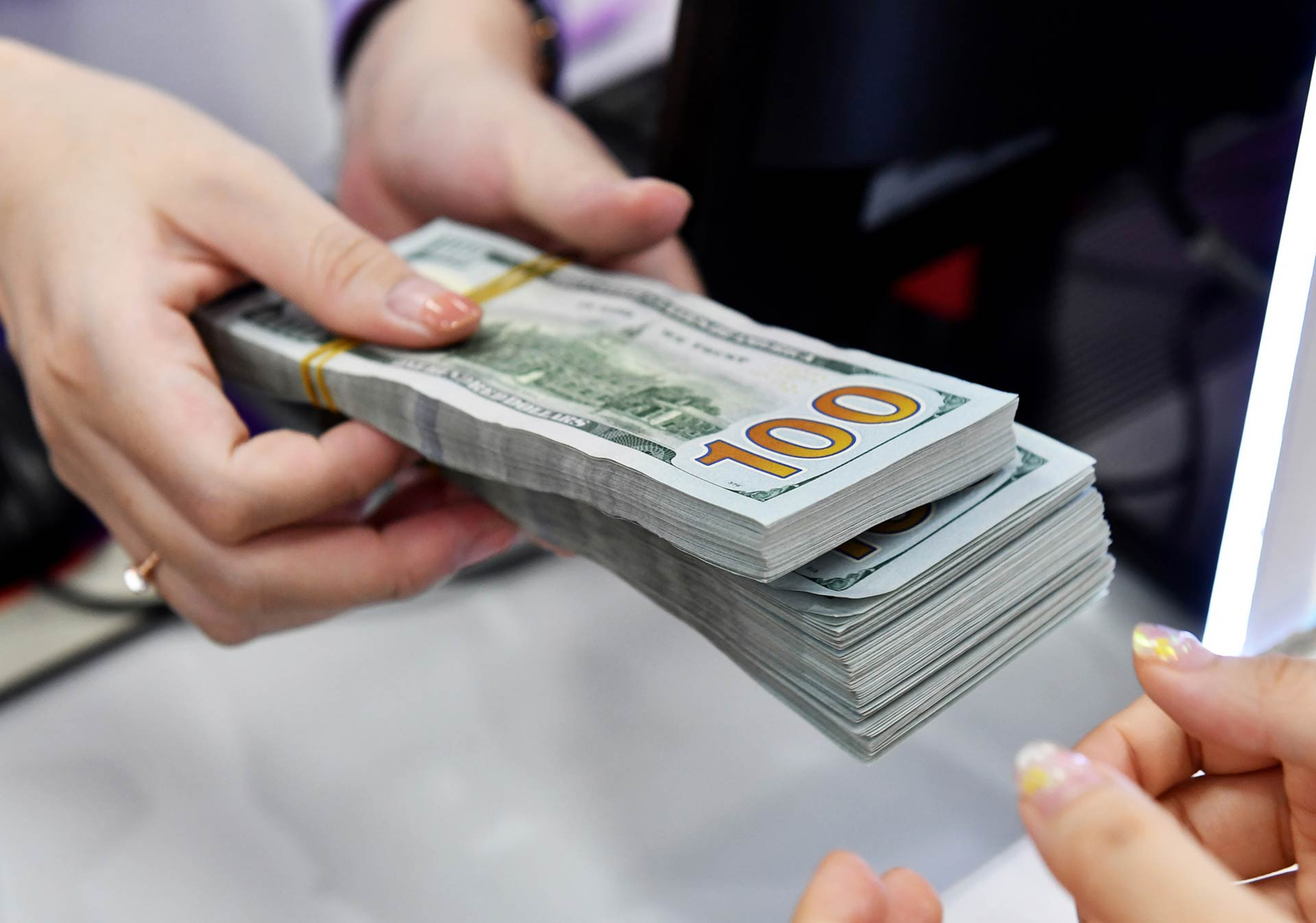 Tỷ giá USD lên mức kỷ lục, bán ra cán mốc 26.470 đồng/USD