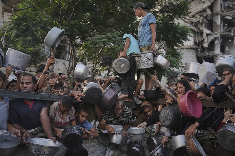 Los alimentos se acumulan en las fronteras debido a la obstrucción sistemática de Israel”.