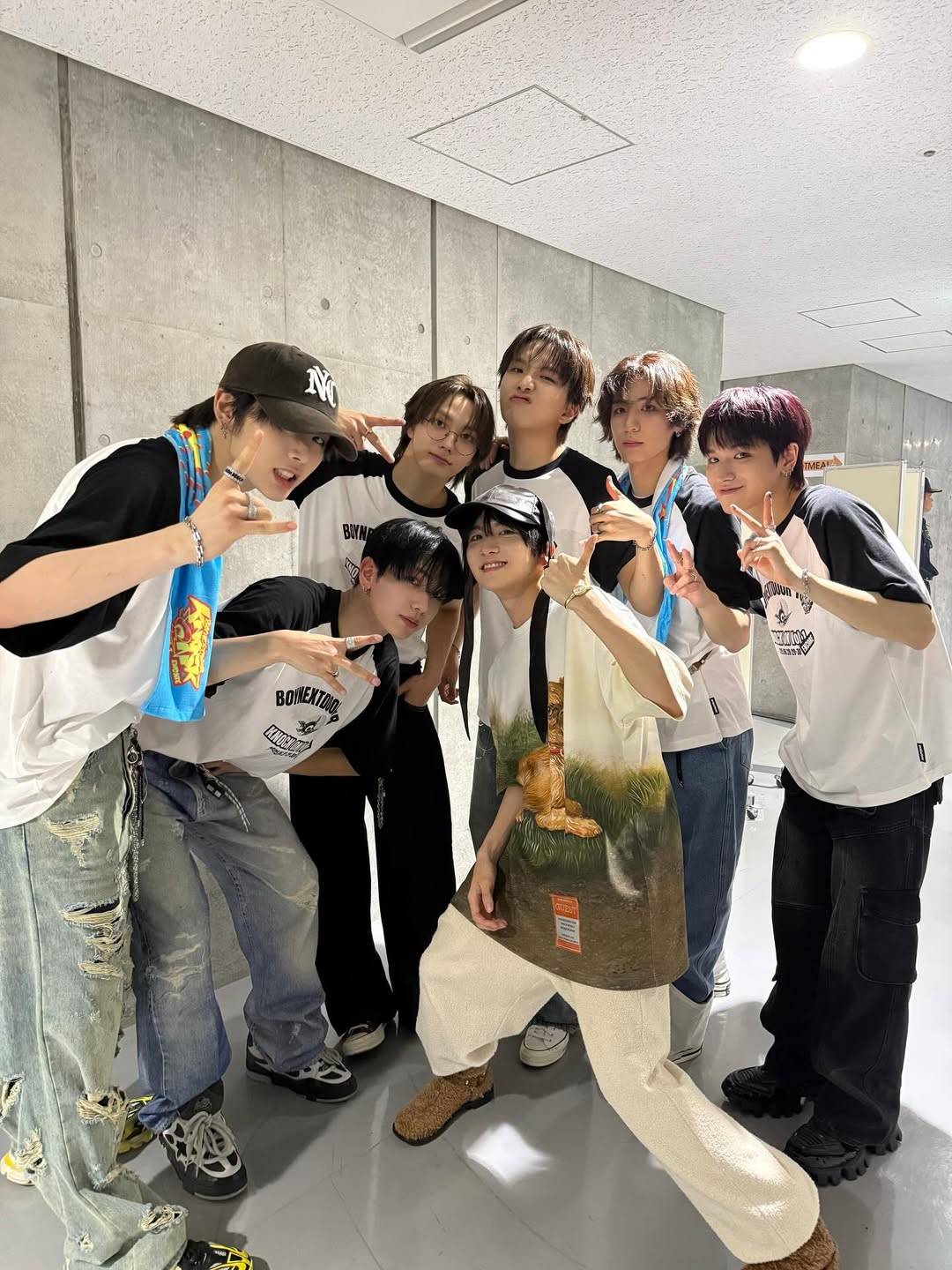 大人気グループに加入!?23歳人気俳優、ライブ参戦ショットが話題「サイコー」「韓国メイク似合いすぎ」
