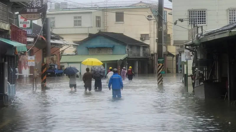 ▲台南菁寮地區豪雨淹水。(圖/陳亭妃辦公室提供)