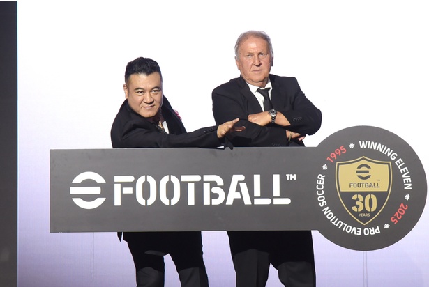 『ウイニングイレブン10』のパッケージをリアルに再現する、ジーコさんと山崎弘也さん