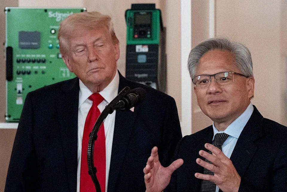 Donald Trump mira de reojo al director ejecutivo y cofundador de Nvidia, Jensen Huang, durante una rueda de prensa
