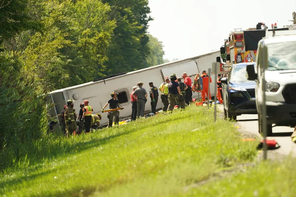 5 people dead after tour bus rolls over in New York, police say